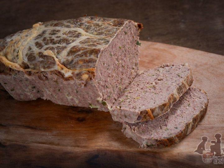 Un apéro appétissant avec des charcuteries et des fromages roumains